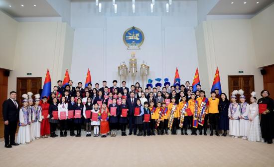 Оны онцлох 72 хүүхэд Ерөнхий сайдаас шагналаа гардаж авлаа